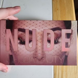 New Nude Huda Beauty eyeshadow palette